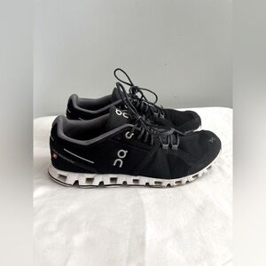 OnClouds On Clouds black and white lace up running shoes
